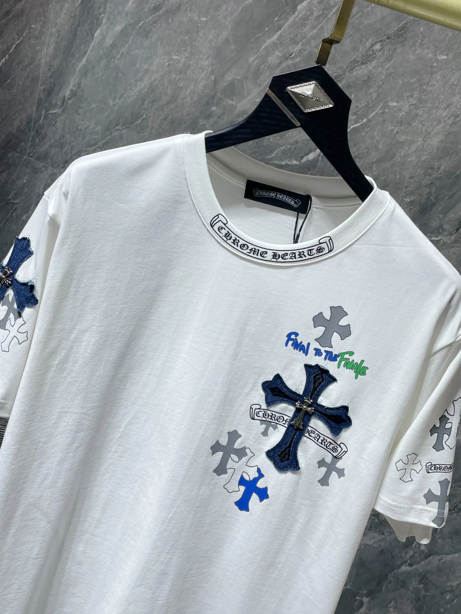 P160 ✨New arrival✨ Chrome Hearts 25ss High gram weight, environmentally friendly and high-quality top-quality fabric 260g~270g Cross Sanskrit patchwork leather overlapping metal short-sleeved T-shirt Heavy hand-cut patchwork embroidery process➕Tajima machine embroidery➕Handmade willows Counter synchronization 1:1 replica version 🌈Recommended colors: black white 🌈 Size: S, M, L, XL
